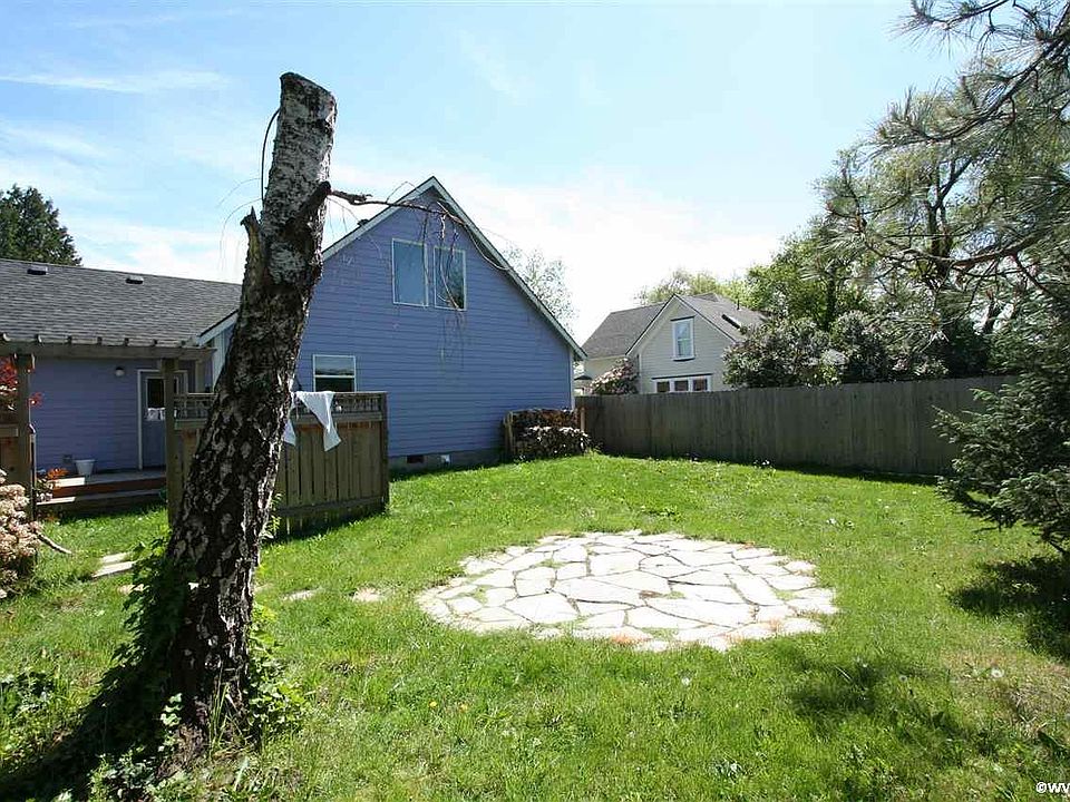 2nd image of 2826 SE Glenn St