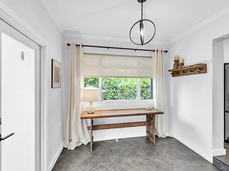 748 NE 17th Way — Photo 9