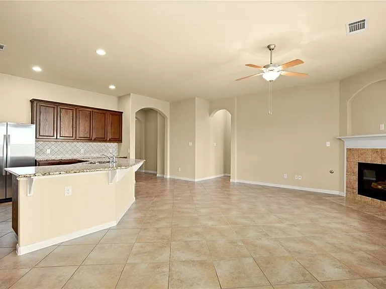 112 W Adelanta Pl — Photo 2