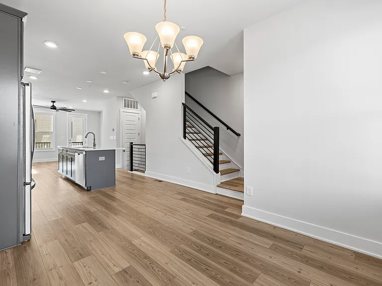 539 W Tremont Ave — Photo 11