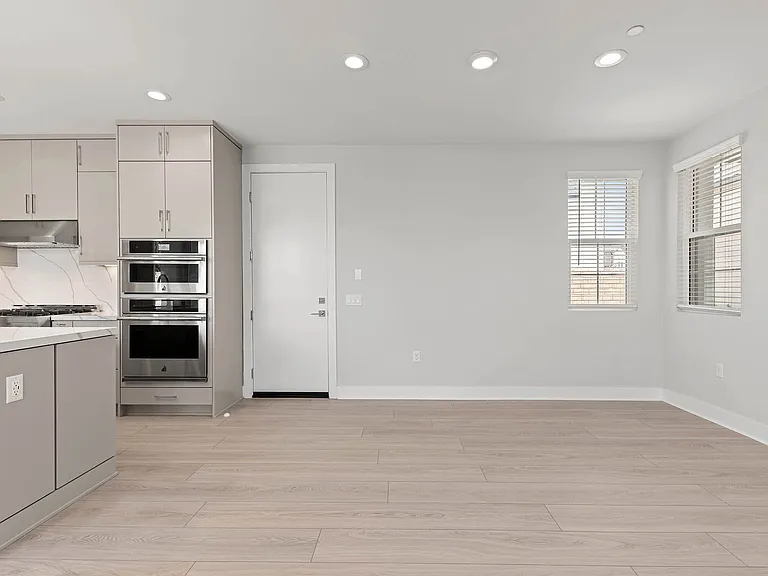585 Patten Ave — Photo 2