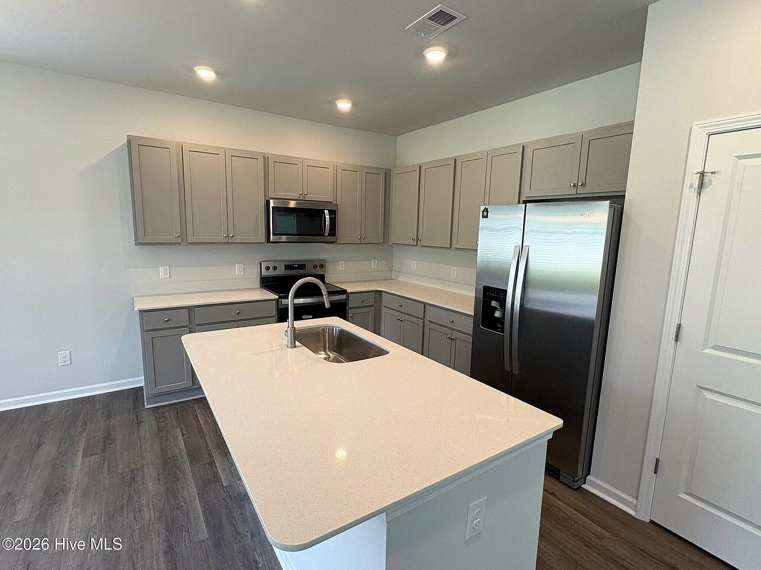 3 bed, 2.5 bath, 1889 sqft, $1,895 — Photo 2