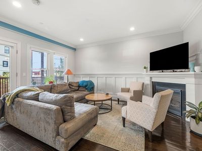 57 W 7th St APT 1, South Boston, MA, 02127