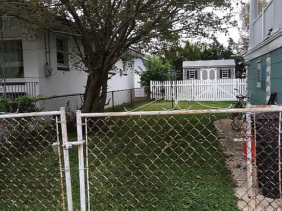 Side yard for unit B only