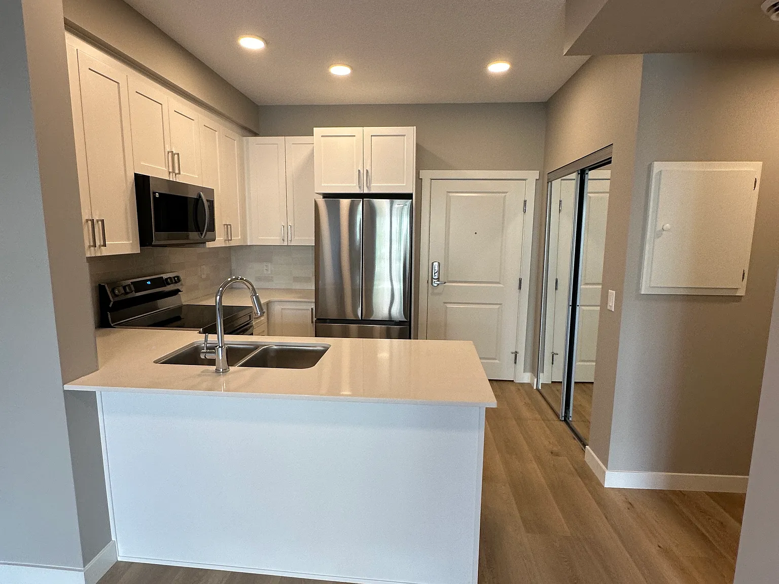 (PN 1138) Comfortable 1-Bedroom Loft with Parking. — Photo 2