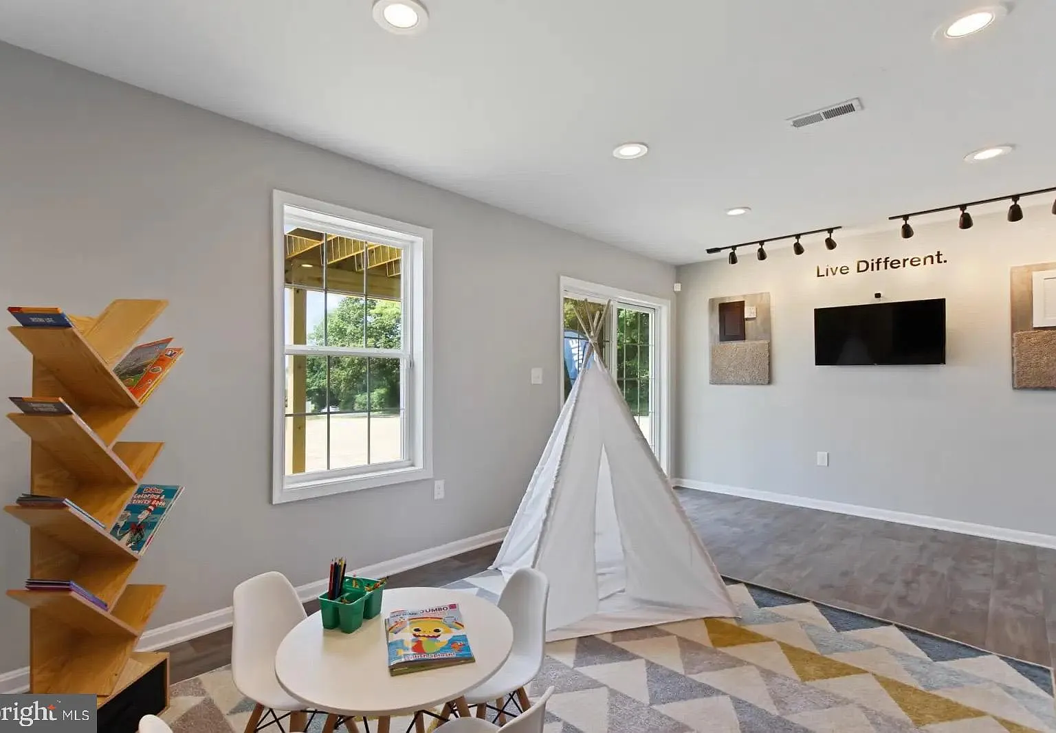 3 bed, 2.5 bath, 1900 sqft, $2,200 — Photo 3