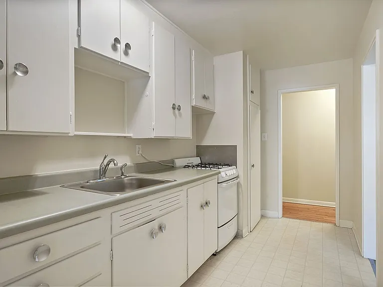 1240 Cedar Ave — Photo 3