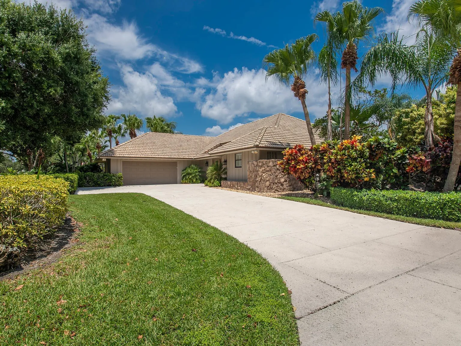 3 bed, 3.0 bath, 1932 sqft, $13,000 — Photo 2