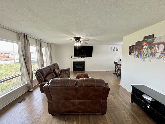 5th image of 223 Cardinal Dr