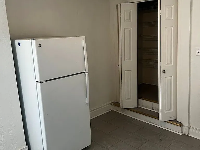 5531 Howe Street — Photo 3