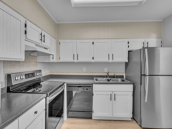 3rd image of 1900 Richard Jones Rd APT R8