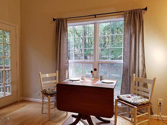 Dining are has beautiful view