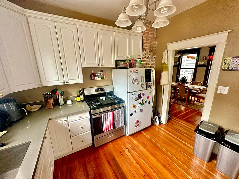 2217 Franklin Ave E — Photo 8