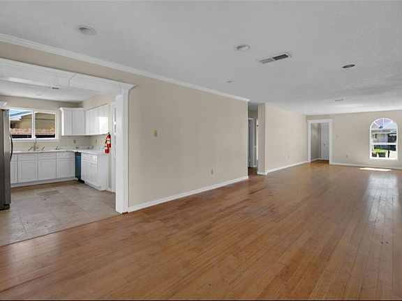 3rd image of 2524 Mesa Dr