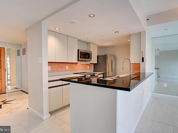 5th image of 1530 Key Blvd #1321