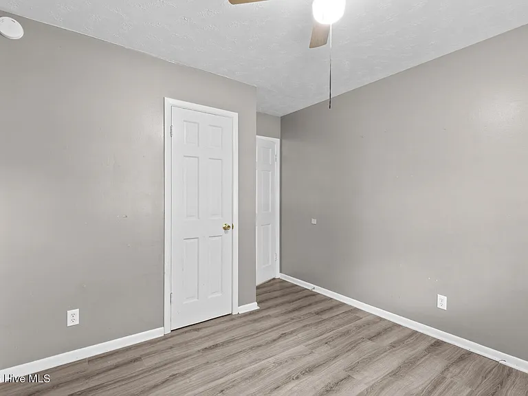 105 Valley Ct — Photo 13