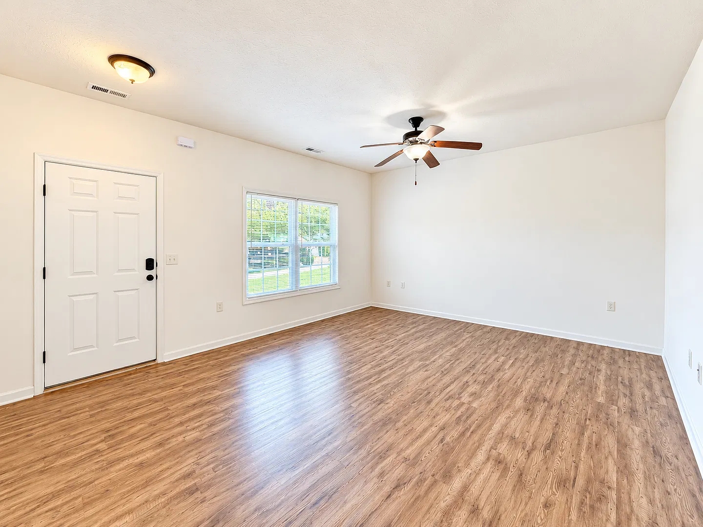 3 Bedroom, 2.5 Bath Two Level Townhouse — Photo 3