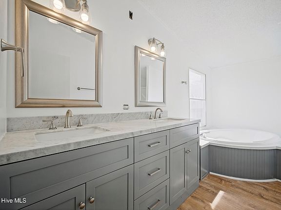 3rd image of 222 Katies Trail