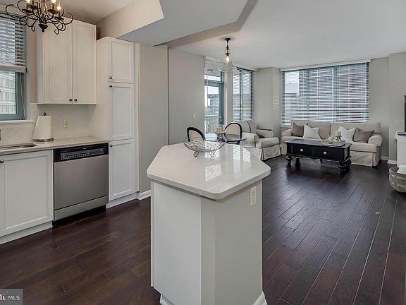 2nd image of 851 N Glebe Rd APT 919