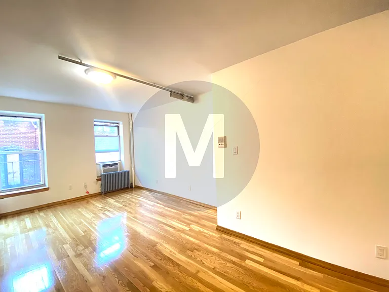 1142 1st Ave #10 — Photo 2