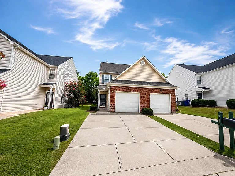 2104 Thornblade Dr — Photo 2