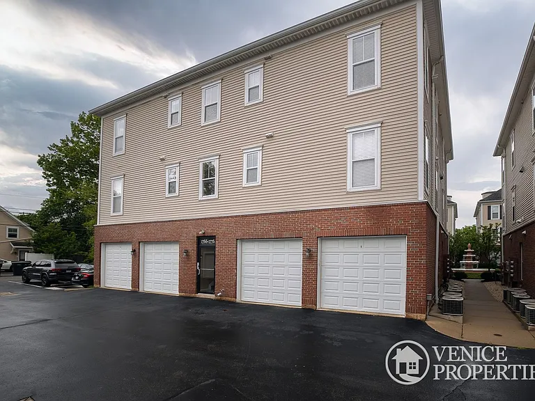 Two Bedroom with Garage near Grandview — Photo 14
