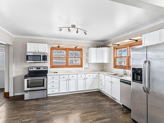 4th image of 914 W Brewster St