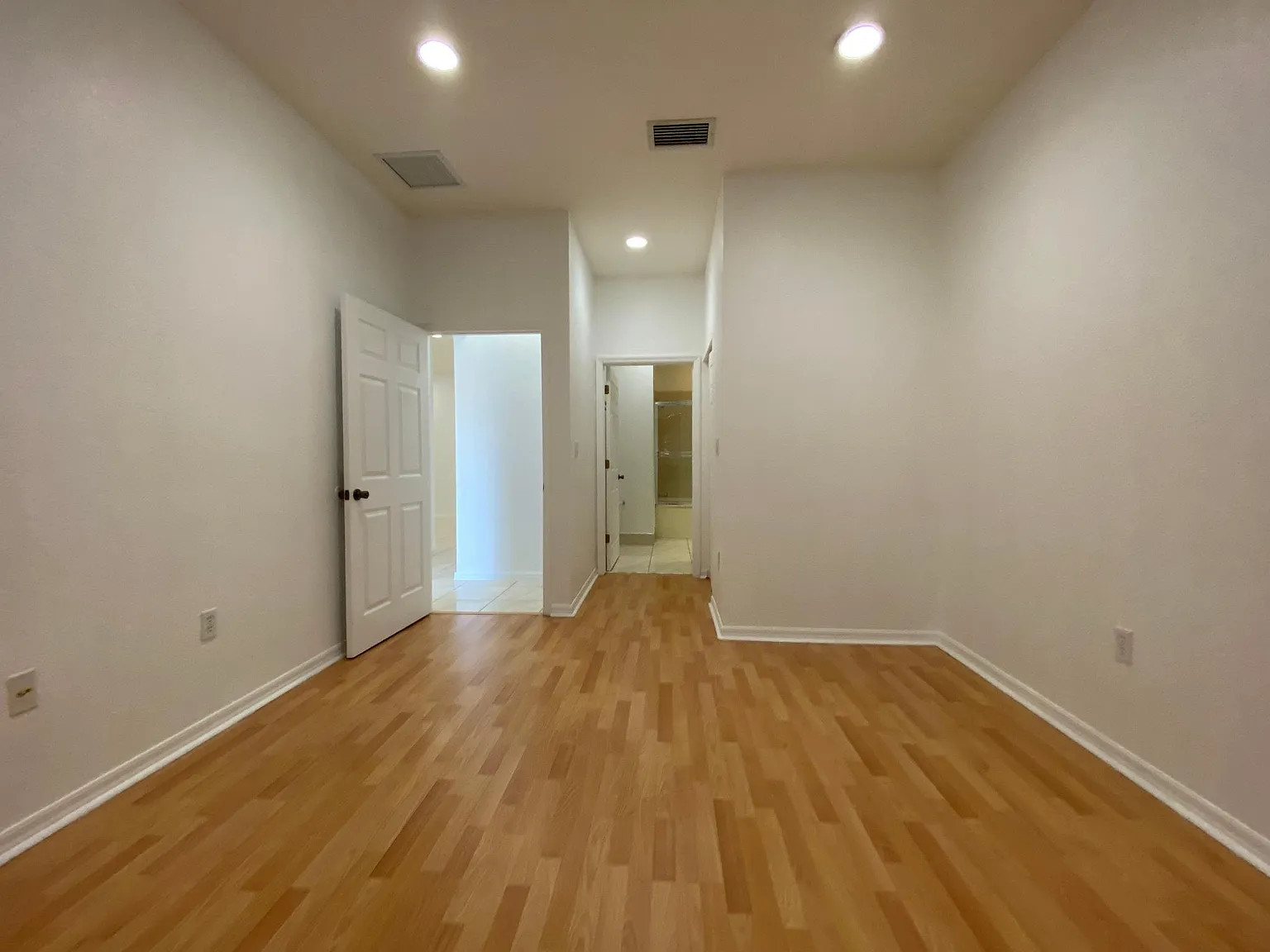 3 bed, 1258 sqft, $2,300 — Photo 4