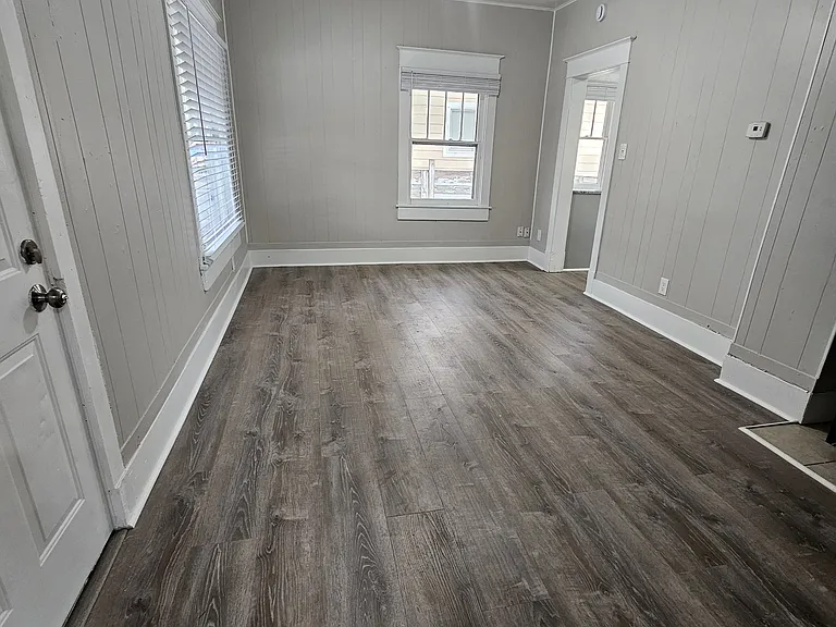 Big Living room 16' 6" x 10' 6" with Natural gas Heat