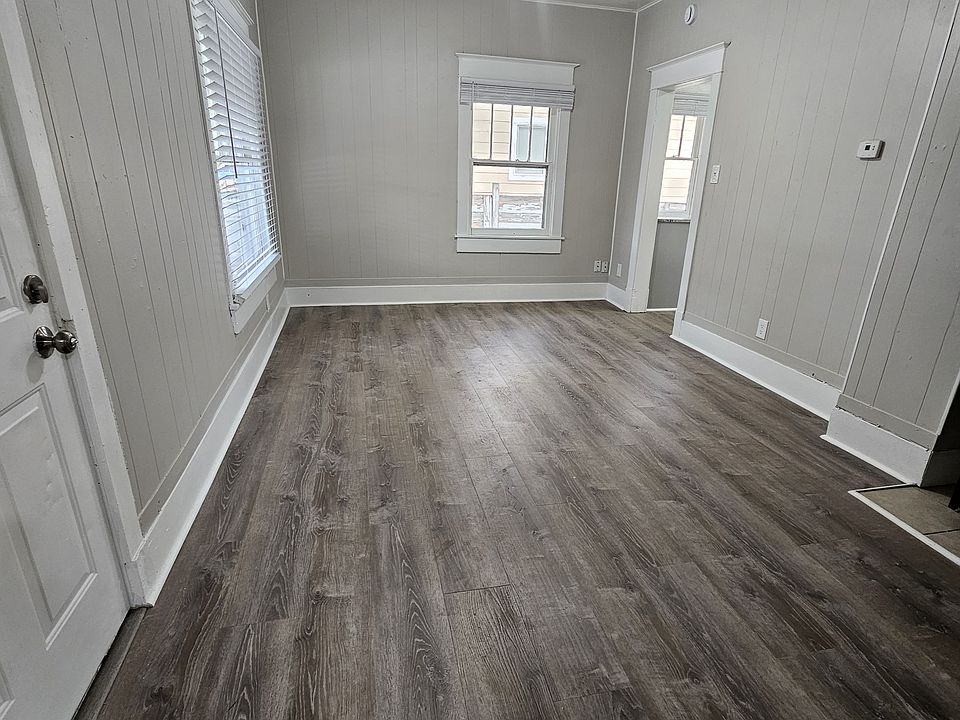 Big Living room 16' 6" x 10' 6" with Natural gas Heat