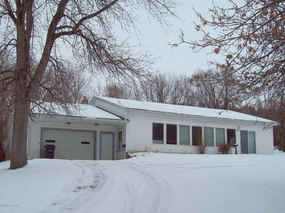 1st image of 1002 2nd St NE