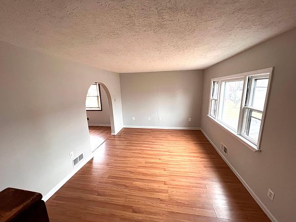 4th image of 161 Dawson Ave