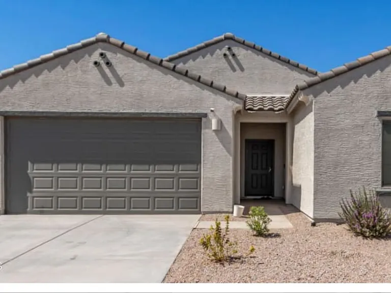 W Yucca Ln — Photo 1