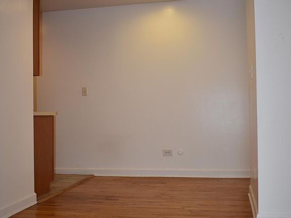 3rd image of 3161 N Cambridge Ave APT 302