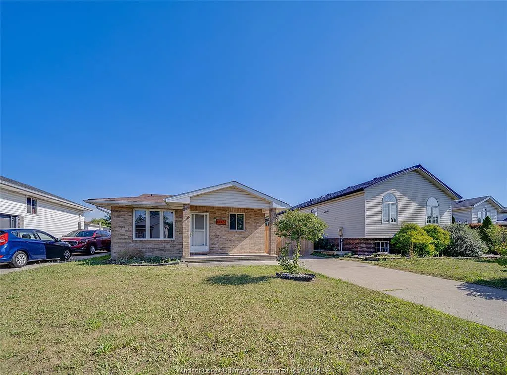 4 bed, $2,700 — Photo 1