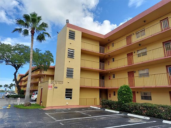 5th image of 447 NE 195th St APT 219