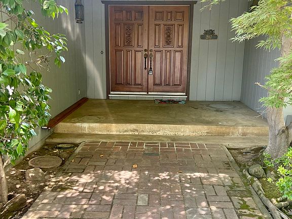 3rd image of 207 W Shasta Ave