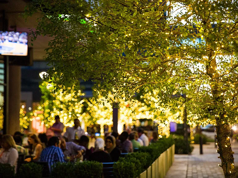 With 28 different dining options every mood will be satisfied. Plus, many of the restaurants in the area feature live music