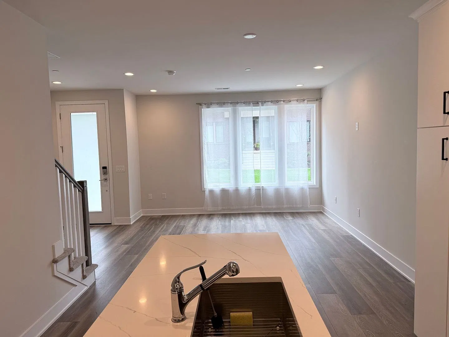 **Coming Soon** Kop Townhome With Ev Charger & Open Floor Plan — Photo 2