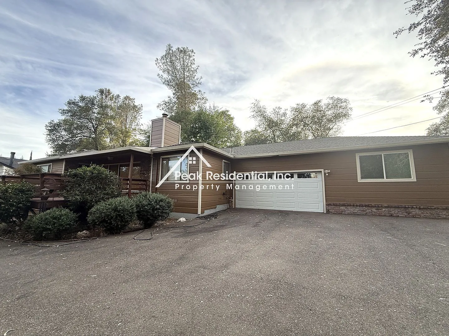 Spacious 4bd/1.5ba Auburn Home with 2 Car Garage — Photo 1