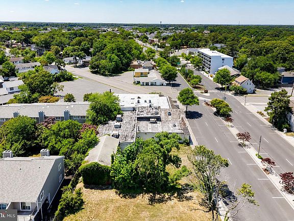 5th image of 330 Rehoboth Ave