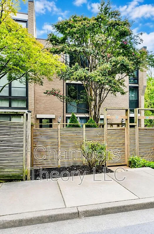 3 bed, 2.5 bath, 2112 sqft, $4,000 — Photo 2
