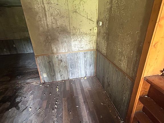 3rd image of 105 Heltonville Rd