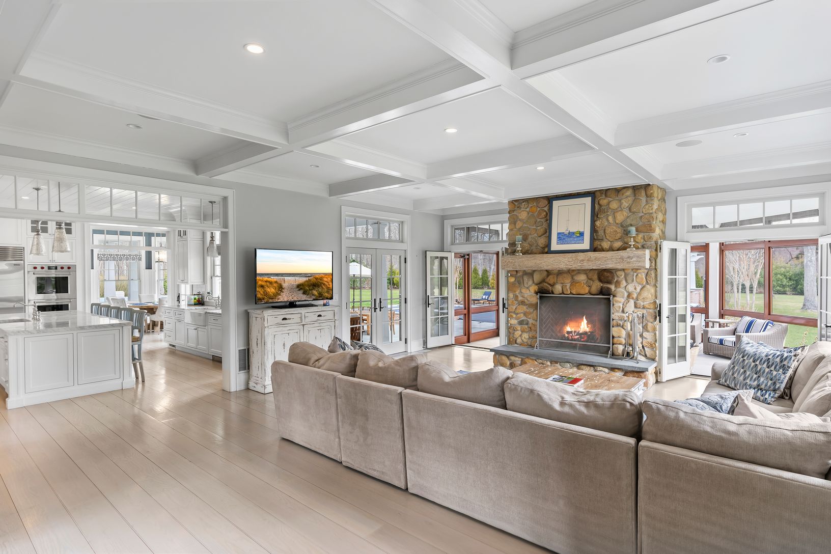  Open Floorplan-Fieldstone Fireplace