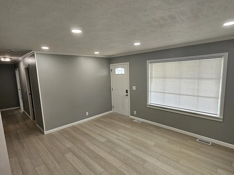 102 Martin Dr — Photo 3