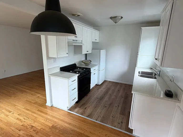 435 S Hoover St — Photo 8