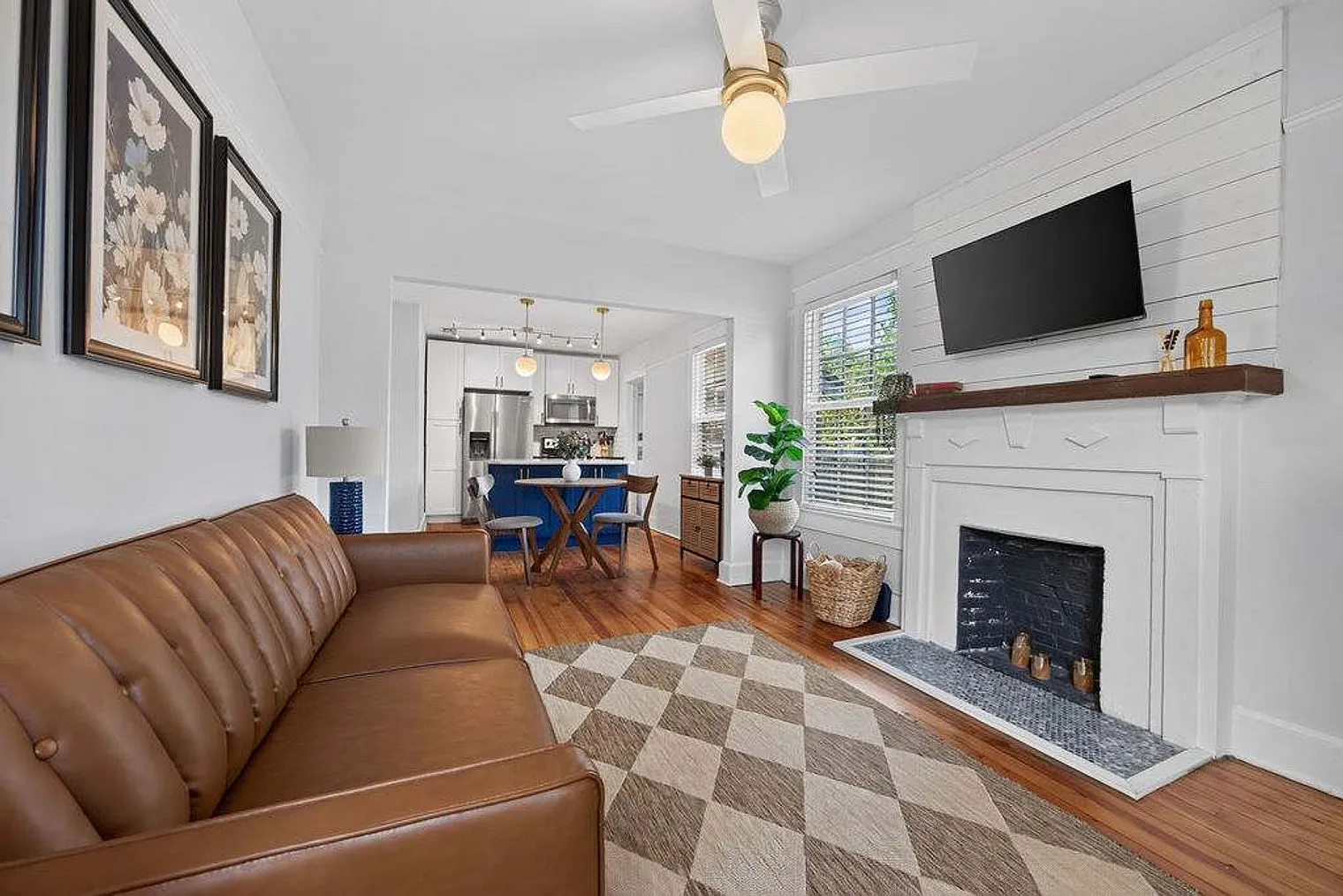 2 bed, 1.0 bath, 699 sqft, $1,376 — Photo 3