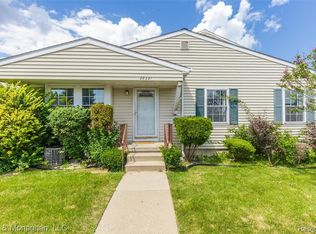 28221 Raleigh Crescent Dr, Chesterfield, MI 48051