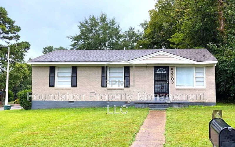 3 bed, 1.0 bath, 1025 sqft, $1,050 — Photo 1