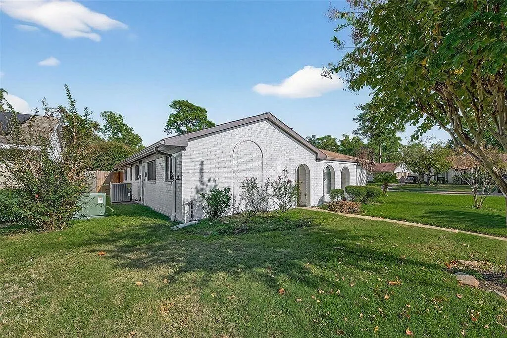 4 bed, 2.0 bath, 1908 sqft, $2,200 — Photo 3